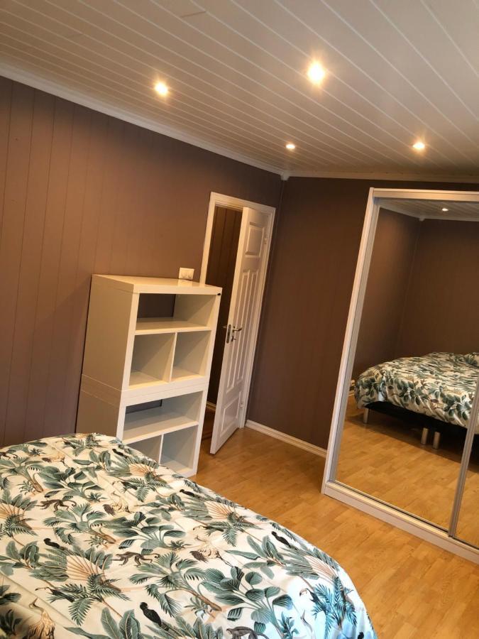 Den Gule Huset Apartment Lyngdal Exterior photo